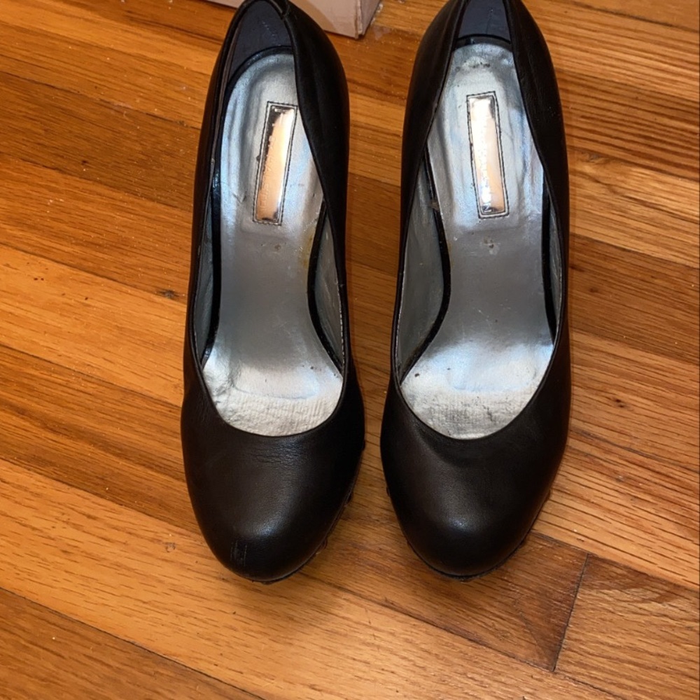 H by Halston black pump